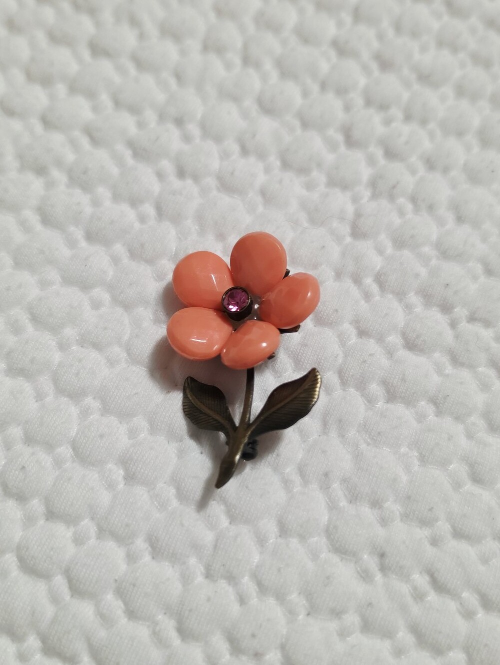 Vintage Lucite Flower, Gold Tone Brushed Metal Brooch - Picture 2 of 6